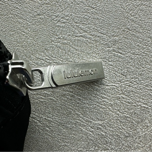 Lululemon Everywhere Belt Bag 1L Black/White Brand New - Picture 12 of 15
